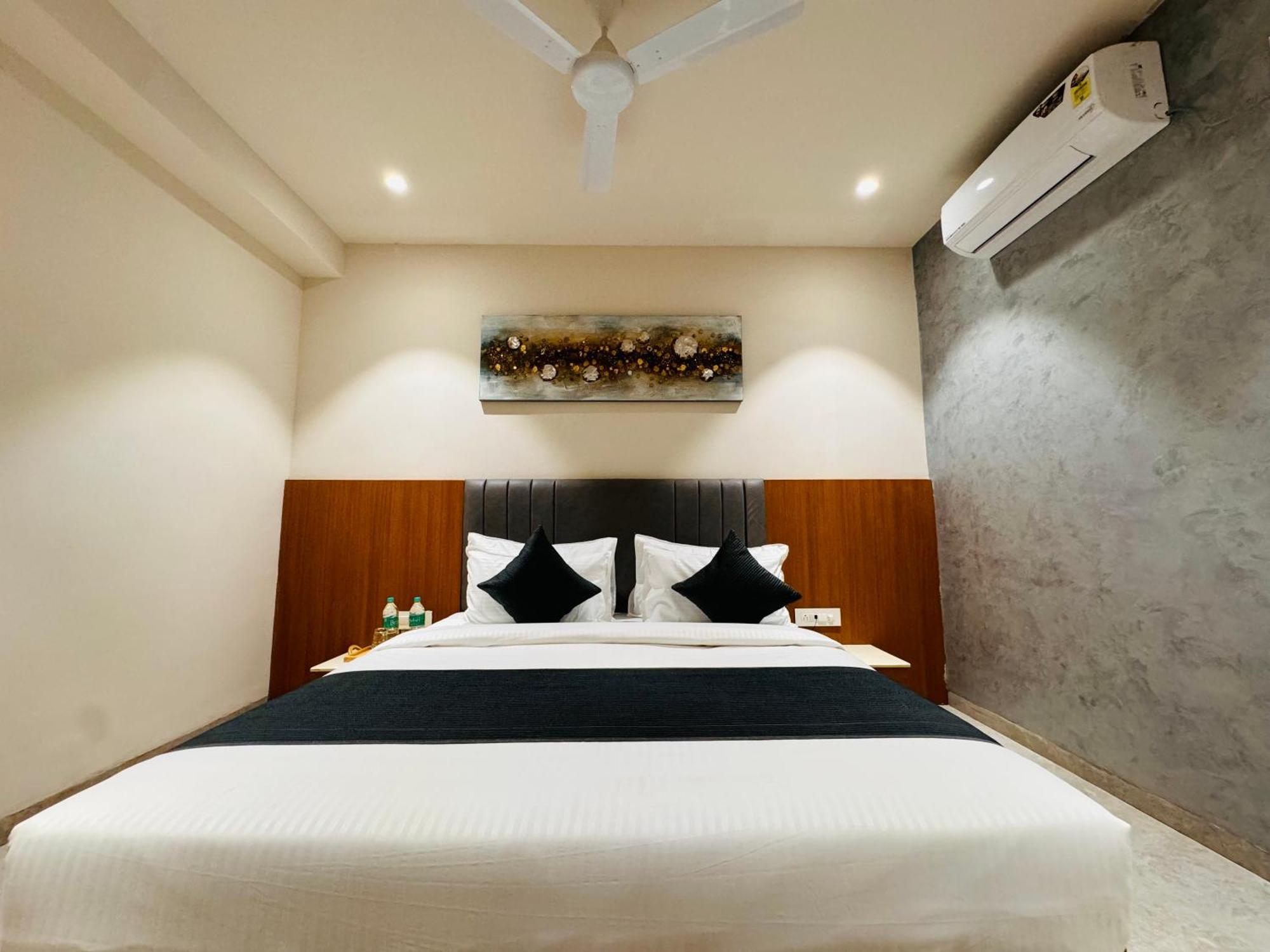 Hotel Rudhav Palace Ujjain Zewnętrze zdjęcie