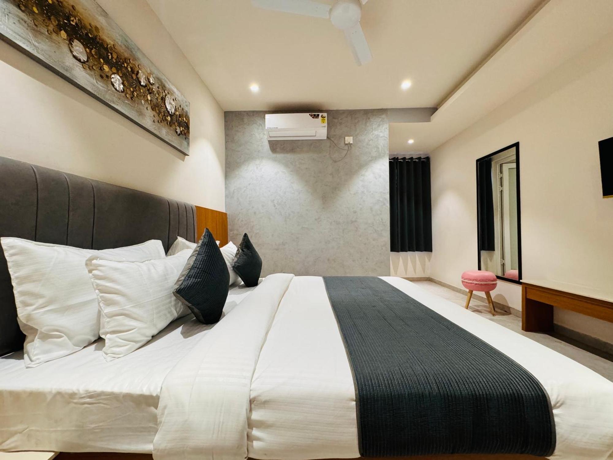 Hotel Rudhav Palace Ujjain Zewnętrze zdjęcie